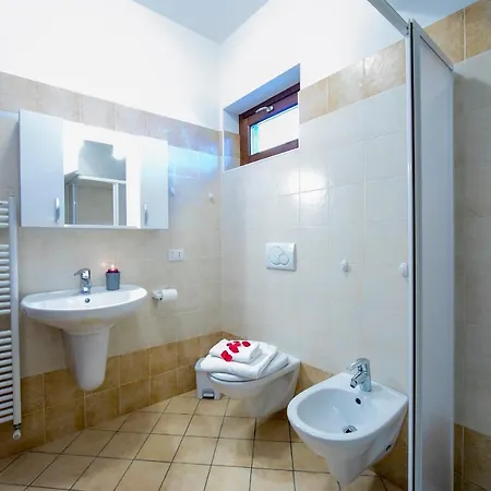 Laveno-mombello Sleeps 6 Holiday home
