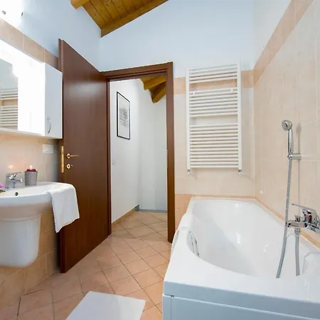 Laveno-mombello Sleeps 6 Holiday home *