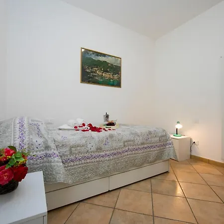 Laveno-mombello Sleeps 6 *