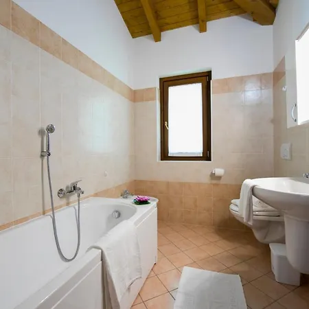 Laveno-mombello Sleeps 6 Holiday home Laveno-Mombello