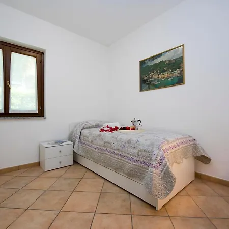 Laveno-mombello Sleeps 6 *