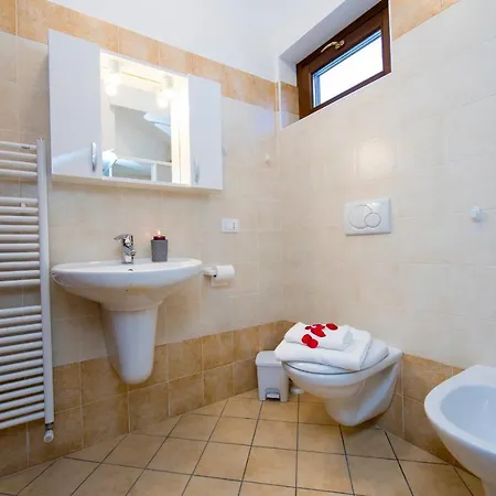 Laveno-mombello Sleeps 6 *