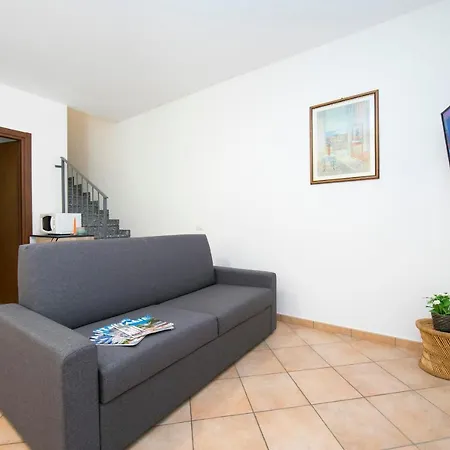 Laveno-mombello Sleeps 6 *
